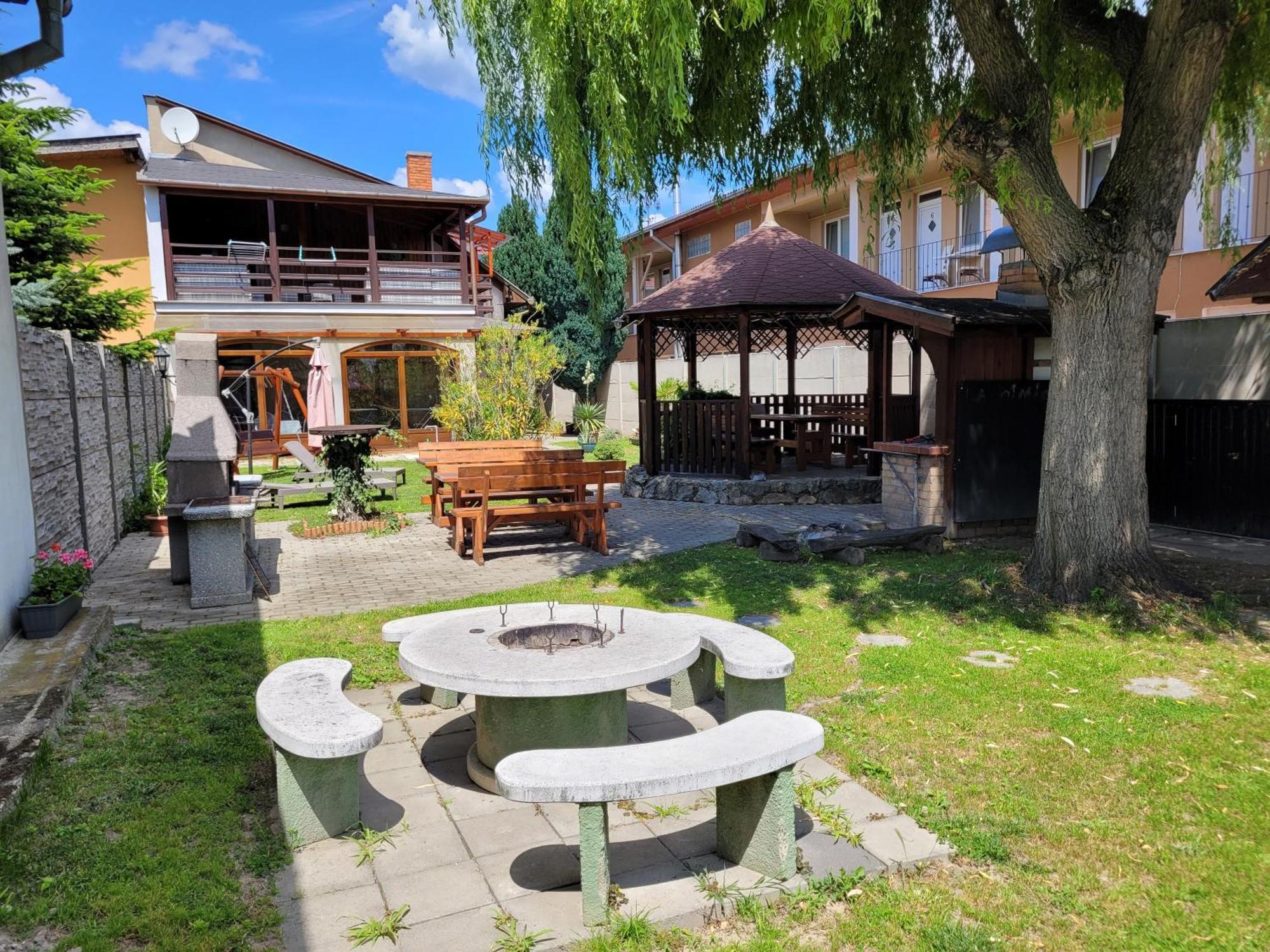 Penzion Korzo Štúrovo Bagian luar foto