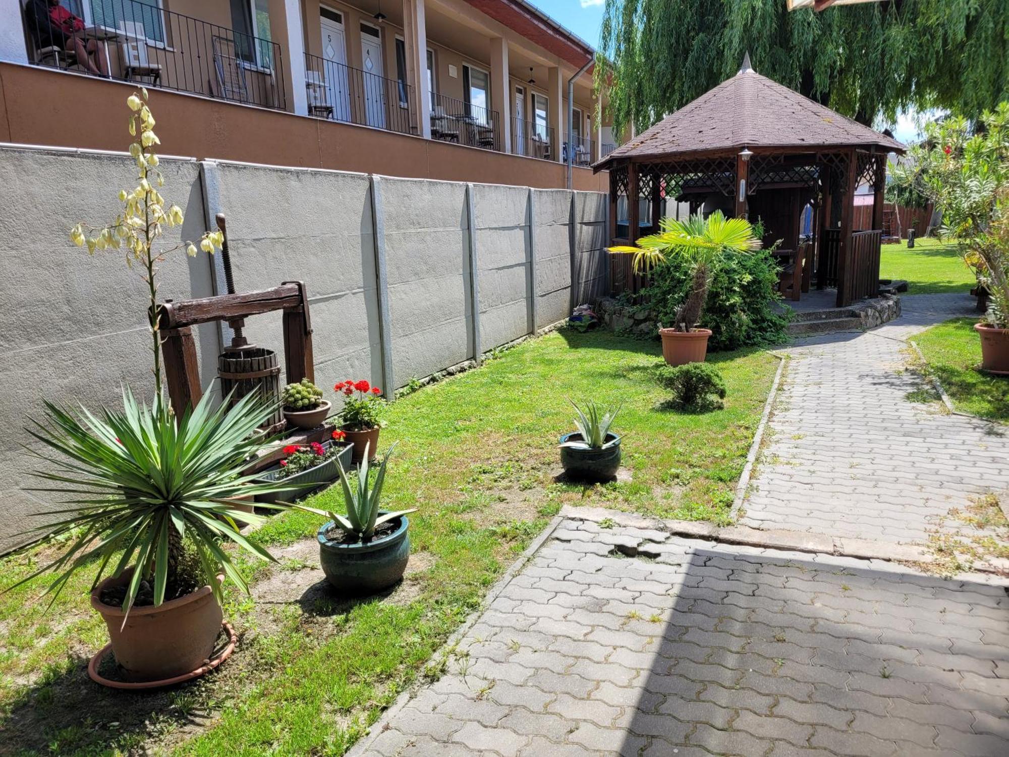 Penzion Korzo Štúrovo Bagian luar foto